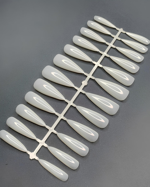 Mleczne tipsy do przedłużania paznokci w pojemniku, 240 szt (Stiletto)